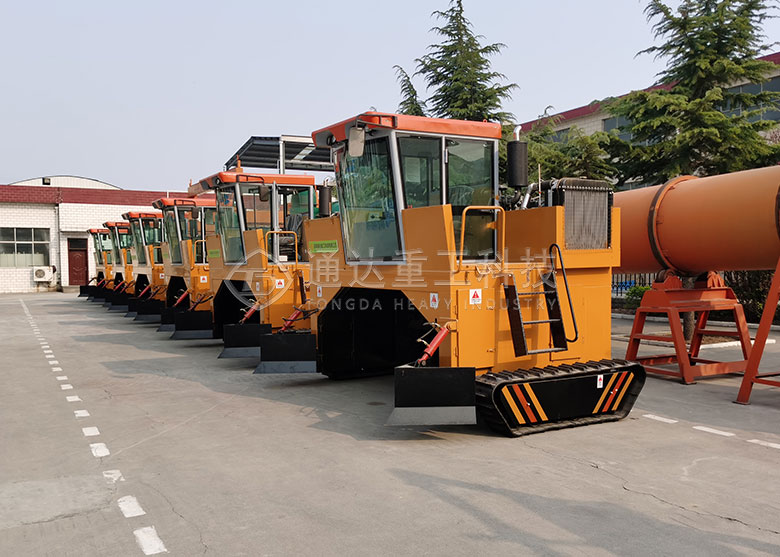 三亞客戶粉狀有機肥生產(chǎn)線發(fā)貨現(xiàn)場-履帶式翻堆機 三亞客戶粉狀有機肥生產(chǎn)線發(fā)貨現(xiàn)場-履帶式翻堆機