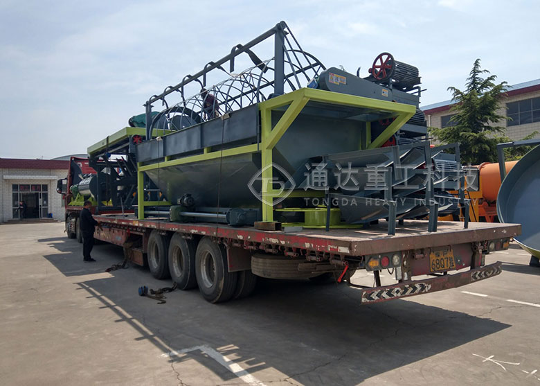 三亞客戶粉狀有機肥生產(chǎn)線發(fā)貨現(xiàn)場-履帶式翻堆機 三亞客戶粉狀有機肥生產(chǎn)線發(fā)貨現(xiàn)場-履帶式翻堆機